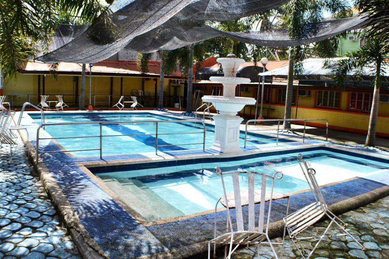 Hotel Rufina's Leisure Center à Tagum Extérieur photo